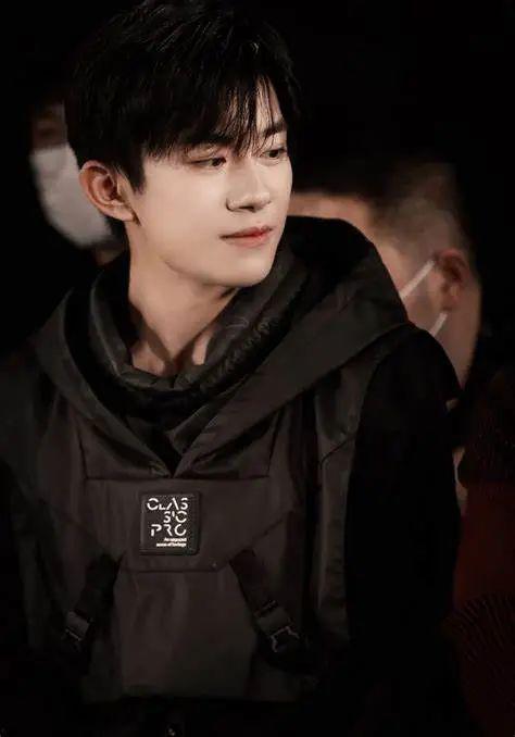 娱乐圈吃瓜爆料易烊千玺,娱乐圈风云再起，揭秘明星背后的故事